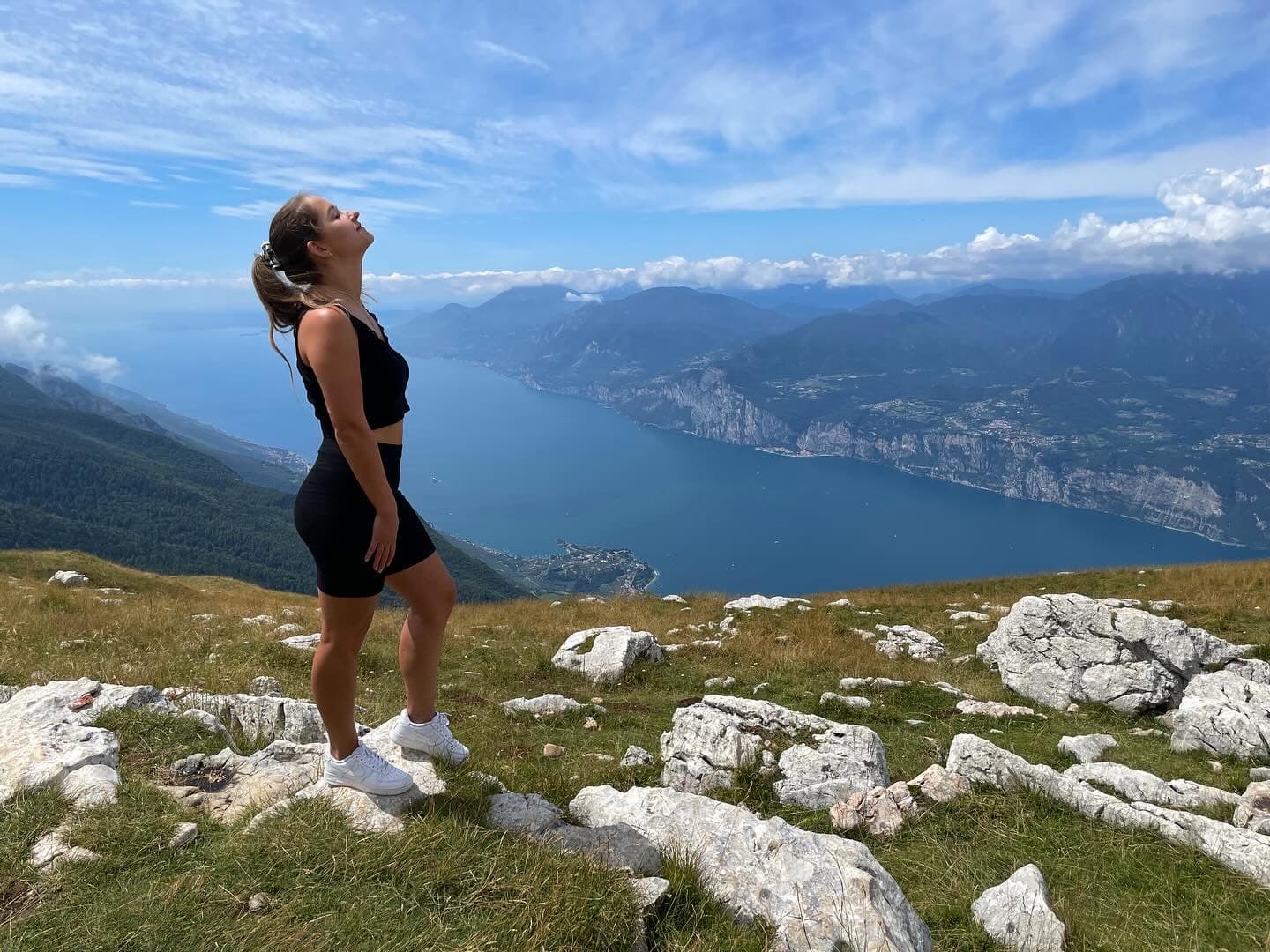 Sylwia Chmiel w górach z widokiem na jezioro