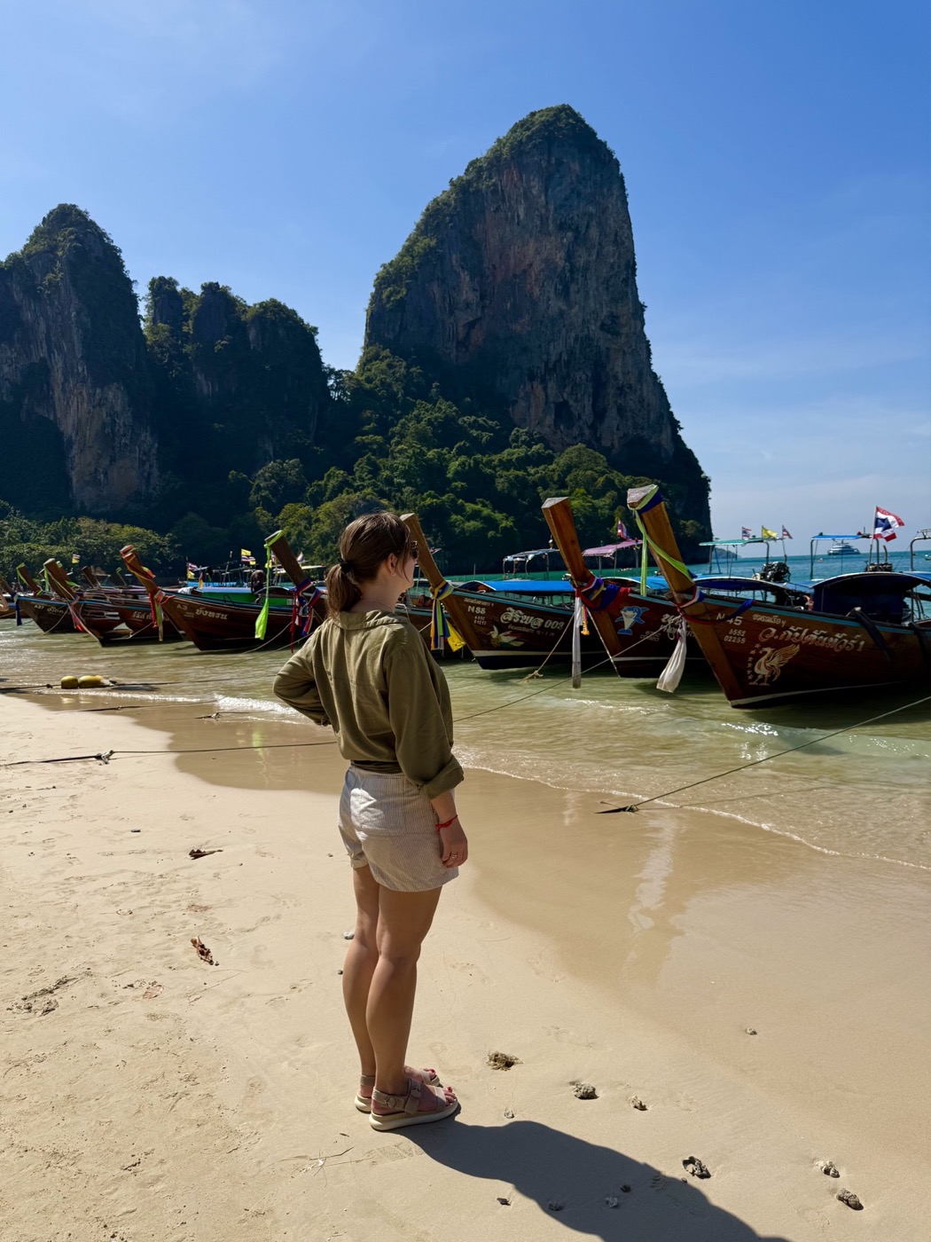 Widok na Railay Beach z łodziami i skałami
